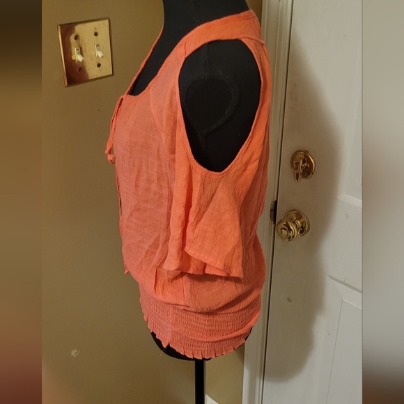 Women's Guess Cold Shoulder Scoop Neck Top - Picture 4 of 7